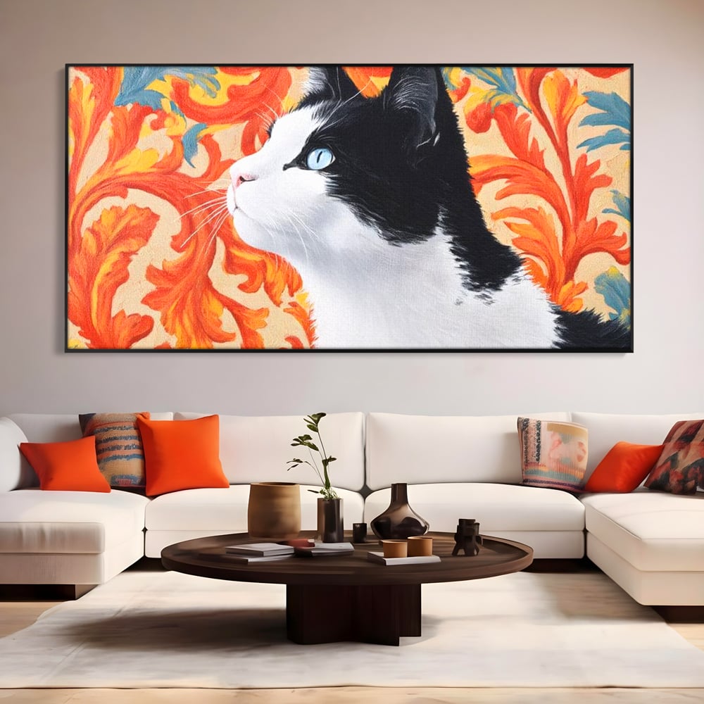 Tablou canvas cu tablou canvas cu pisica si fundal floral, in rama de aluminiu negru, pe perete intr-un living
